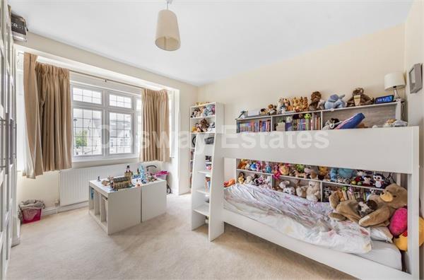 Holmwood Grove, Mill Hill